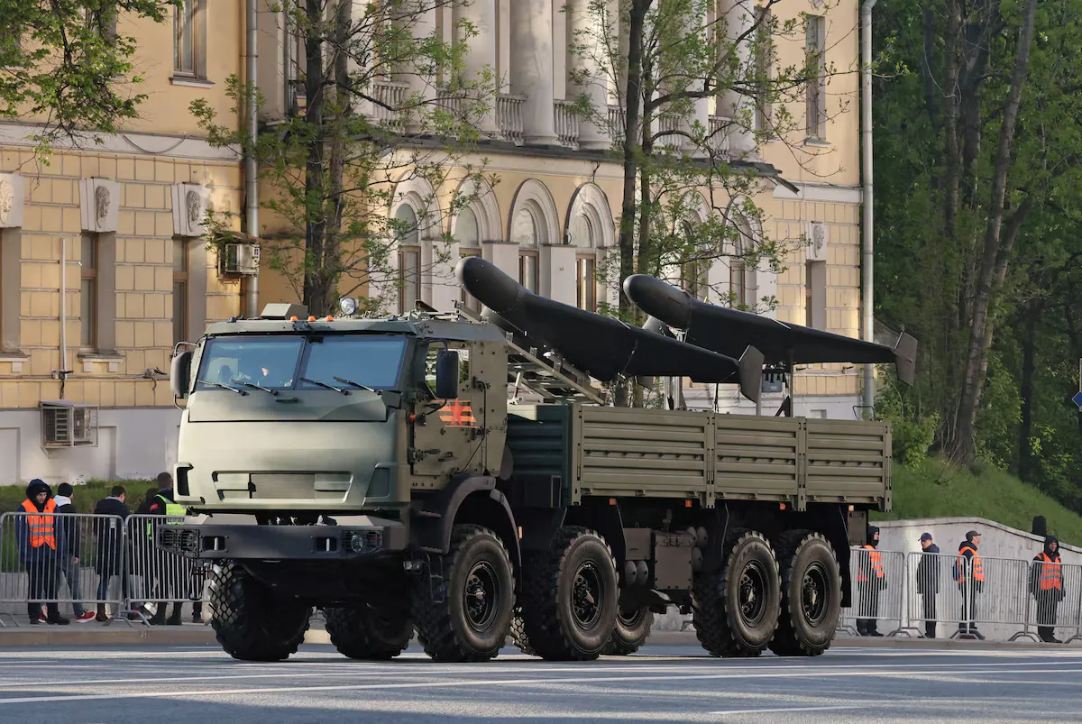 Російські підлітки збирають дрони для ударів по Україні на «найбільшому заводі у світі»